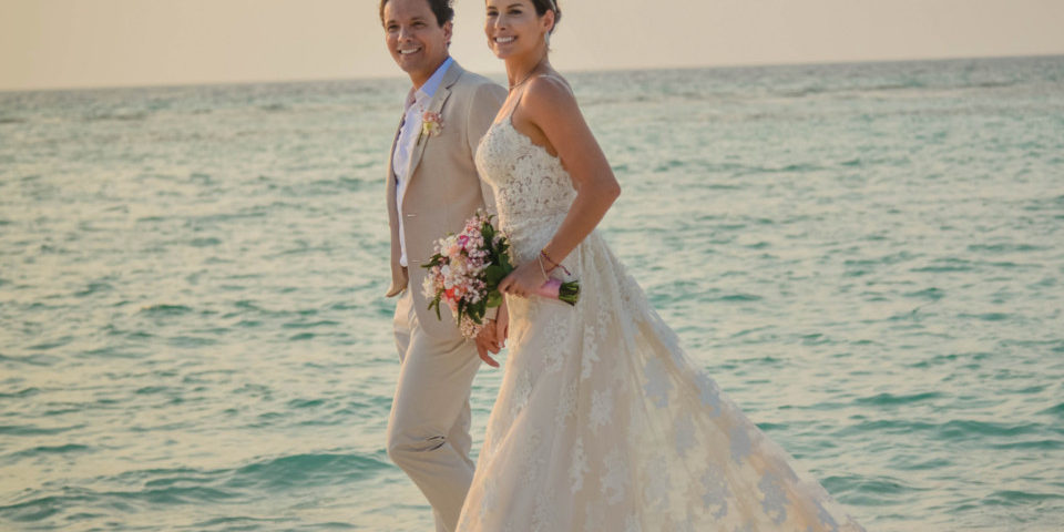 Casamento sorriso confiante no dia do sim